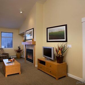Deluxe One-Bedroom Suite Kitchenette